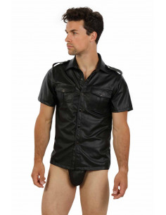 2 Chemise en wetlook. Manches courtes. Fermeture boutons pression.