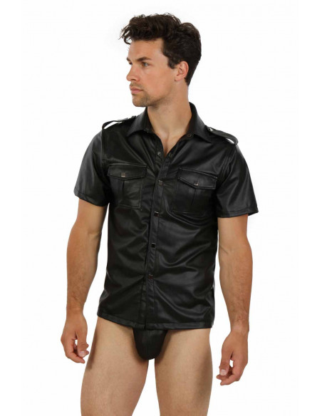 2 Chemise en wetlook. Manches courtes. Fermeture boutons pression.