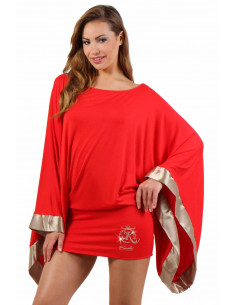 1 Robe courte, manches kimono oversize finition biais en satin. Motif placé brodé finition strass