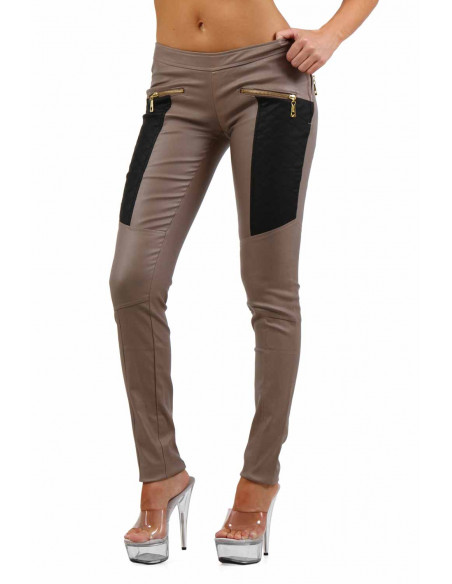 1 Pantalon slim bi-matière. Empiècements molletonnés cuisses et dos. Fermeture zip coté. Poches zip de