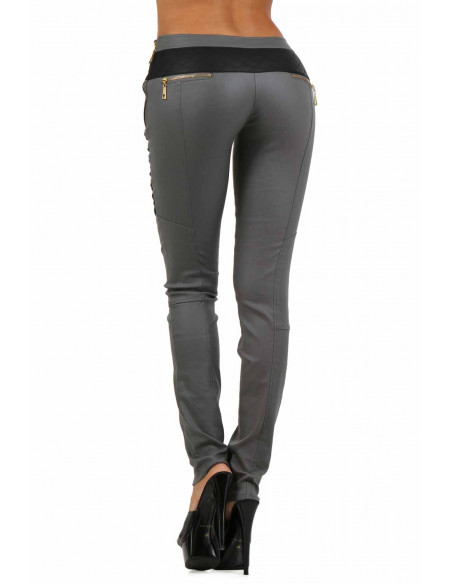 3 Pantalon slim bi-matière. Empiècements molletonnés cuisses et dos. Fermeture zip coté. Poches zip